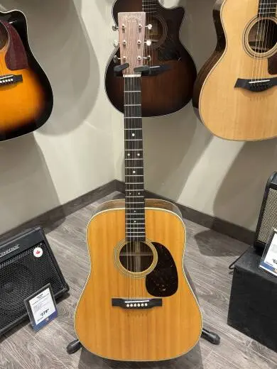 Martin Guitars - D-28 2017