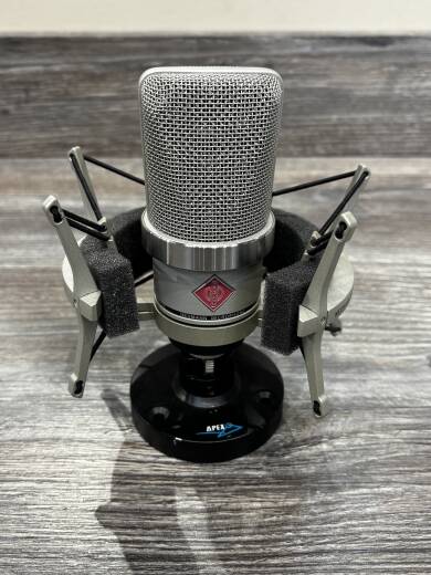 Gear Hunter | Neumann - TLM 102 STUDIO