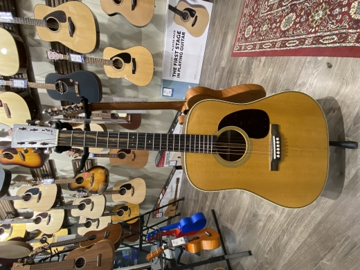 Martin Guitars - HD-28 V18