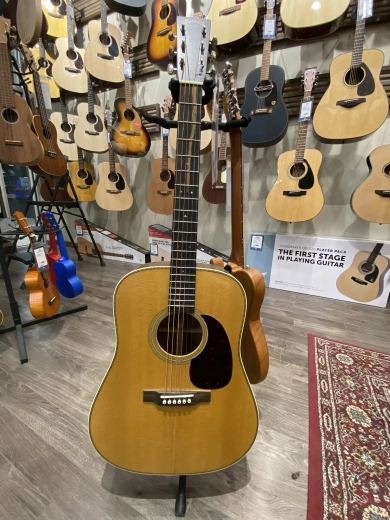 Martin Guitars - HD-28 V18