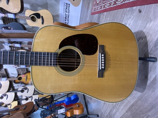Martin Guitars - HD-28 V18 2