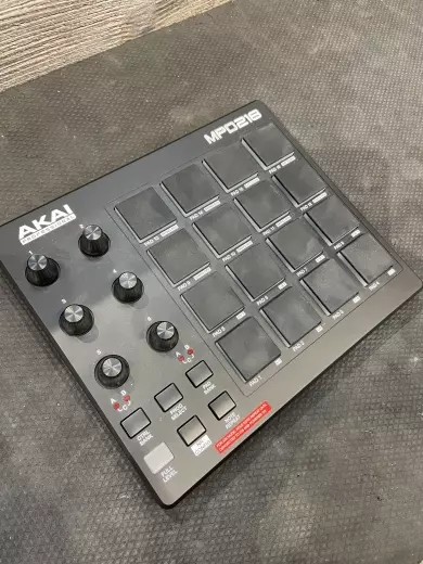 Akai - MPD218 2