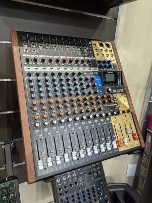 Tascam - MODEL 16
