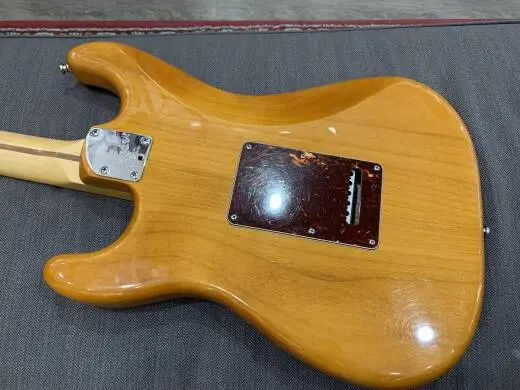 FENDER AM DLX STRAT MN AMB 2