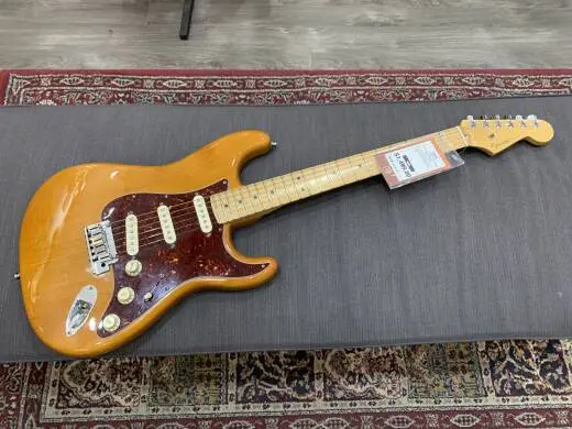 FENDER AM DLX STRAT MN AMB