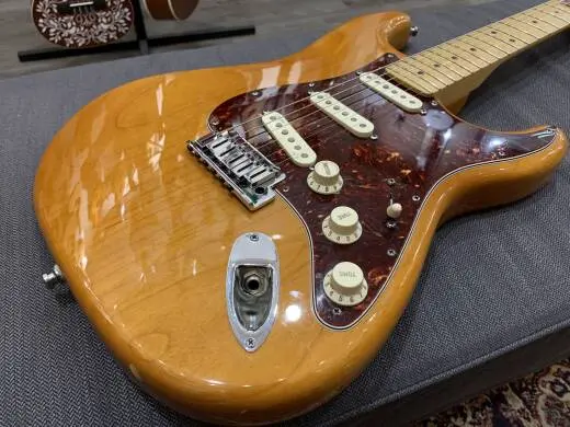 FENDER AM DLX STRAT MN AMB 2