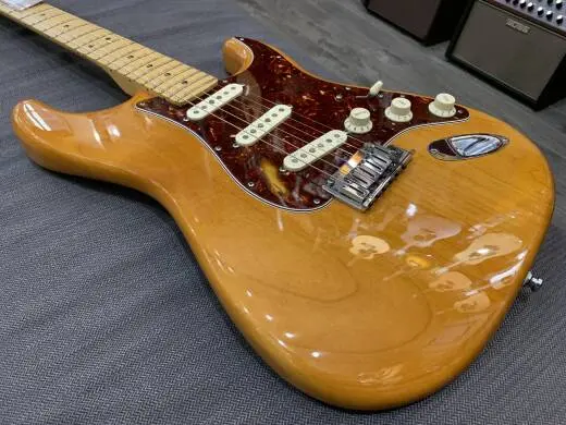 FENDER AM DLX STRAT MN AMB 2