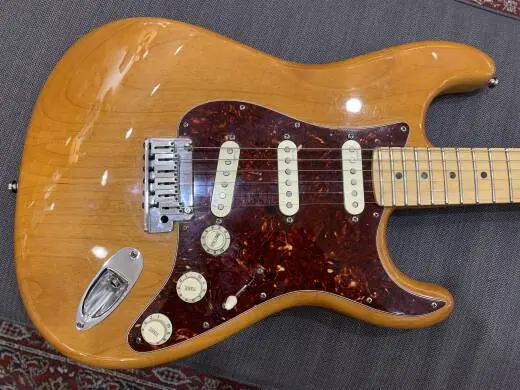 FENDER AM DLX STRAT MN AMB 2