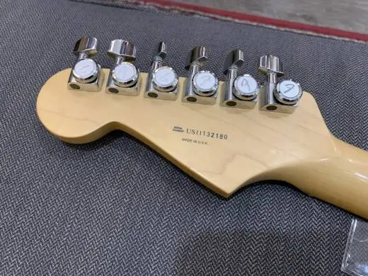 FENDER AM DLX STRAT MN AMB 2