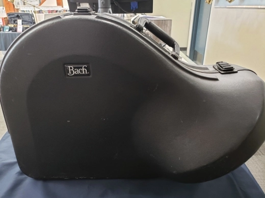 BACH B1101 SINGLE FRENCH HORN LACQUER W/CASE 2
