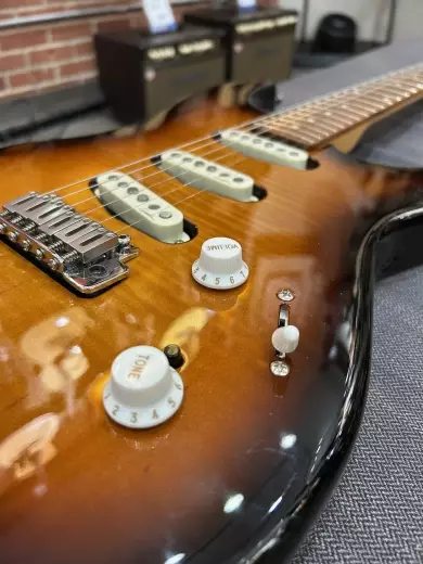 Godin Guitars - G33256 2