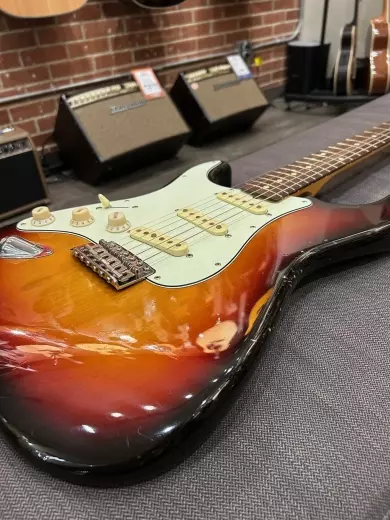 FENDER 60'S LH STRAT RW FB 3CLR SBRST NC 2