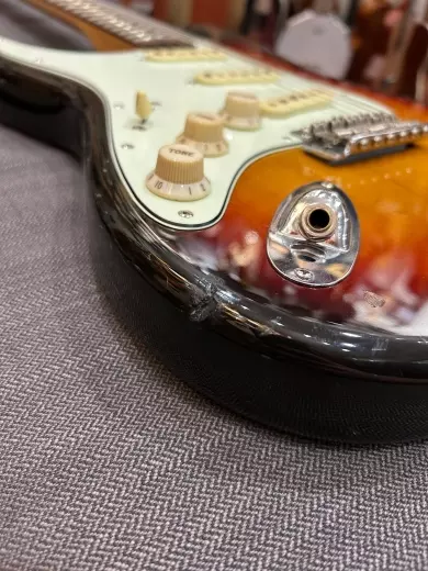 FENDER 60'S LH STRAT RW FB 3CLR SBRST NC 2