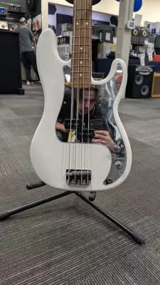 FENDER PLAYER P-BASS P.F POLAR WHITE 2