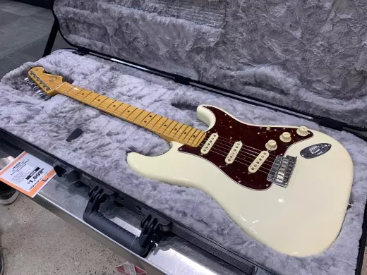 Fender - American Professional II Stratocaster, Maple Fingerboard - Olympic White 5