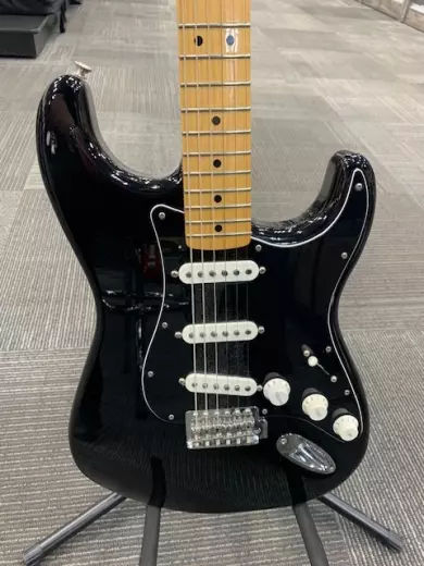 Fender - Standard Strat - Maple in Black
