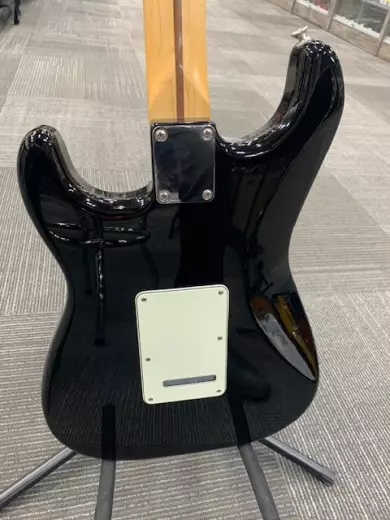Fender - Standard Strat - Maple in Black 3