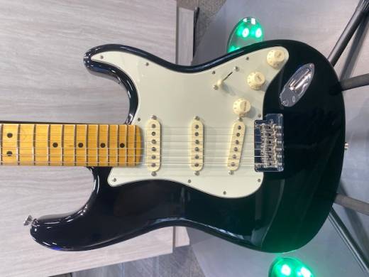 Fender American Pro II Stratocaster MN BLK w/ Hardshell Case 2