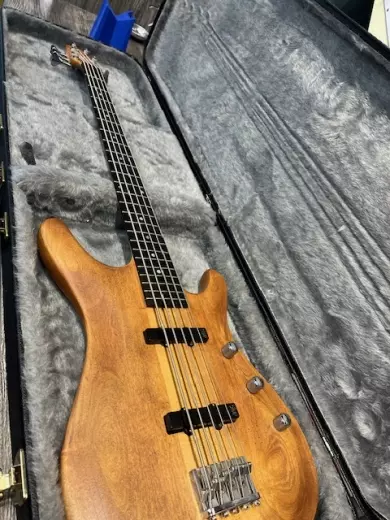 LARRIVEE BASS GUITAR 6