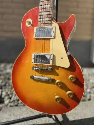 Gibson Custom Shop Murphy Lab Ultra Lite Aged '58 Les Paul Std. - Washed Cherry Sunburst 2