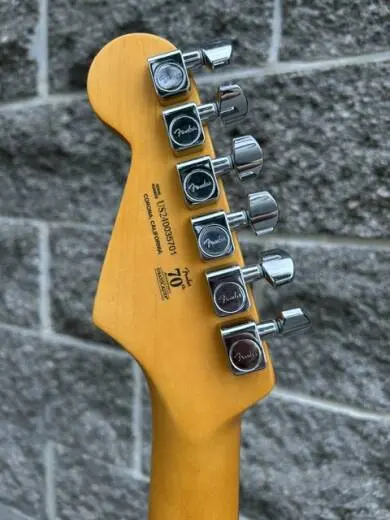 Fender Limited Edition American Professional II Stratocaster, Rosewood Fingerboard - Shell Pink 2