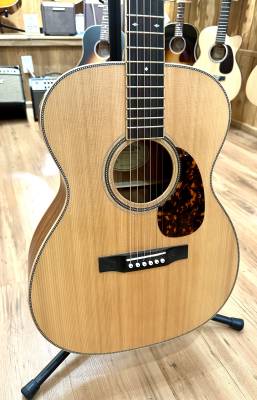 Store Special Product - Larrivee - OM40 MH