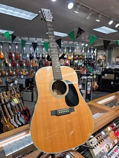 Martin Guitars - D-28 2