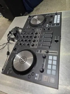 Native Instruments - KONTROL S3 2