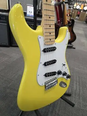 Fender -LTD INT COLOR STRAT MONACO YELLOW 2
