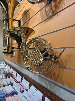 CONN SINGLE FRENCH HORN W/ CASE