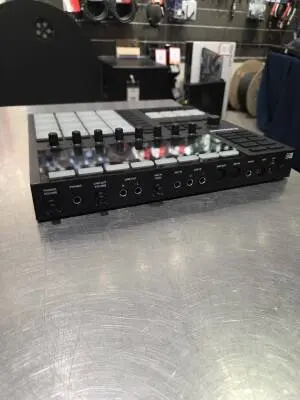 Native Instruments - MASCHINE MK3 2