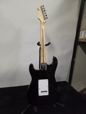 SQUIER STRATOCASTER/W BAG 2