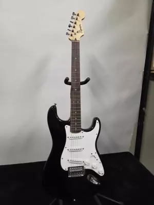 SQUIER STRATOCASTER/W BAG