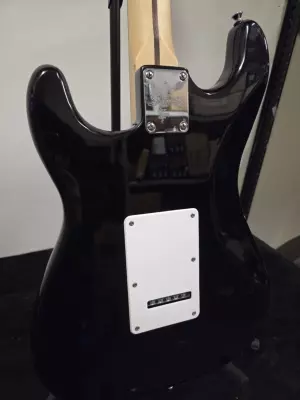 SQUIER STRATOCASTER/W BAG 2