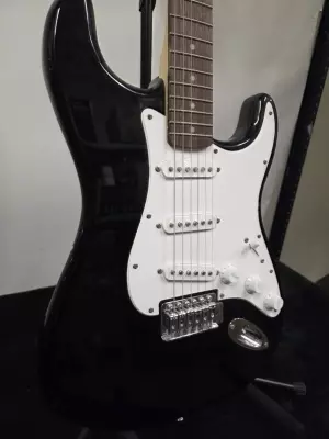 SQUIER STRATOCASTER/W BAG 2