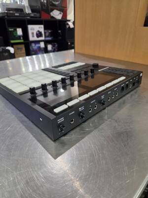 Native Instruments Maschine MK3 Music Production System