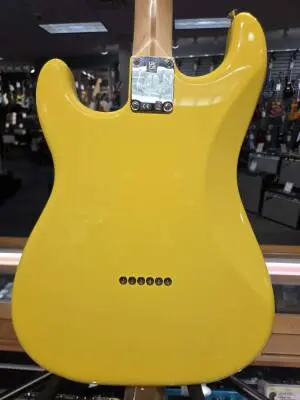 FENDER LTD TOM DELONGE STRAT RW GRAFF 2