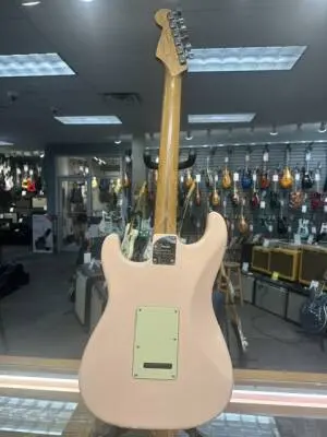 Fender Limited Edition American Professional II Stratocaster, Rosewood Fingerboard - Shell Pink 2