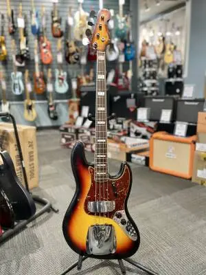 Fender Custom Shop - 1966 Jazz Bass Journeyman Relic - 3-Colour Sunburst 2