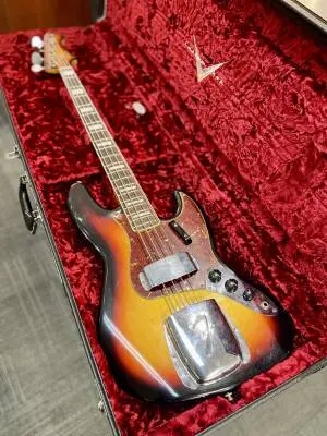 Fender Custom Shop - 1966 Jazz Bass Journeyman Relic - 3-Colour Sunburst 2
