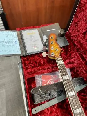 Fender Custom Shop - 1966 Jazz Bass Journeyman Relic - 3-Colour Sunburst 2