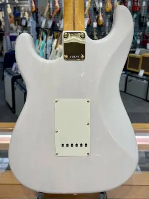 Fender - Limited Edition American Vintage II 1957 Stratocaster, Flame Maple Fingerboard - White Blonde 2