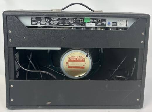 Fender '65 Deluxe Reverb Amplifier 2