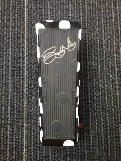 DUNLOP CRYBABY BUDDY GUY SIGN. WAH