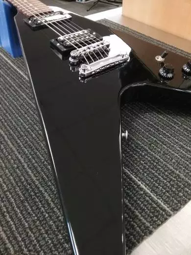 GIBSON 80S FLYING V EBONY W/CS 2