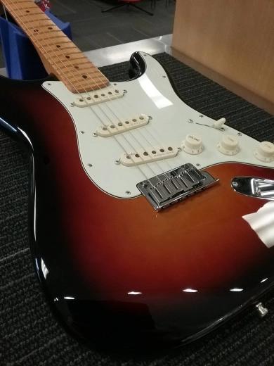 FENDER ULTRA STRAT ULTRABURST MN 3