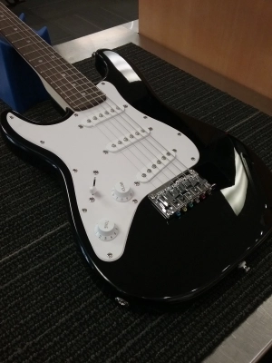 SQUIER MINI STRAT LH BLACK 3