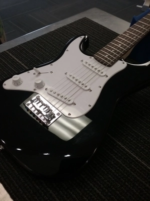 SQUIER MINI STRAT LH BLACK 4