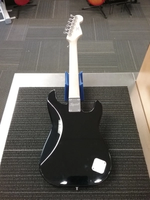 SQUIER MINI STRAT LH BLACK 7