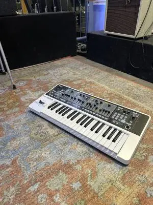 Roland - GAIA SH-01
